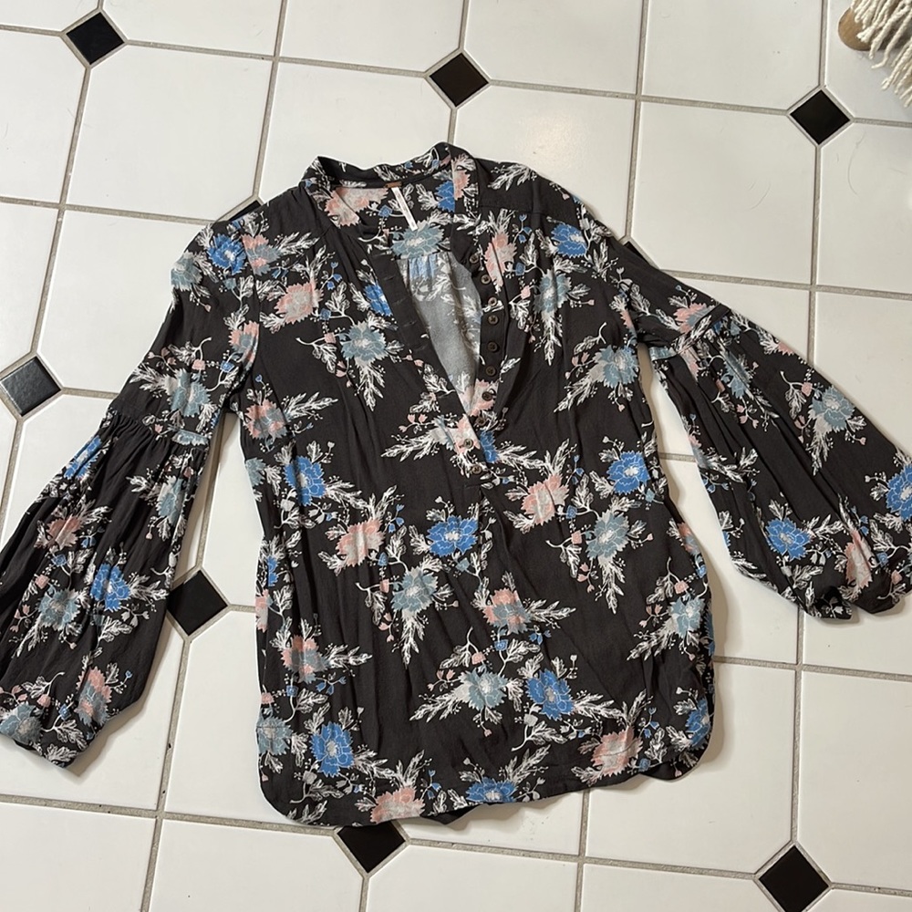 Like new Free People top with flowy sleeves.  Worn once!